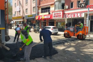 Elbistan Belediyesi, deprem sebebiyle bozulan yolları tek tek onarıyor