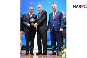 TOBBdan Kipaş Holding Yönetim Kurulu Başkanı ve KMTSO Meclis Başkanı Mehmet Hanefi Öksüz'e Hizmet Şeref Belgesi