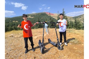 Scooterlarını bayrak sevgisi için sürdüler, zirvede dünyanın en büyük ay yıldızıyla buluştular