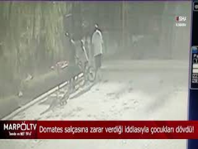 Domates salçasına zarar verdiği iddiasıyla çocukları dövdü