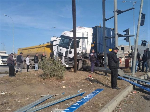 Kahramanmaraş’ta 2 tırın çarpıştığı kaza anı kamerada